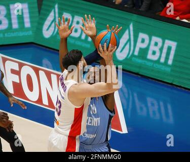 Sankt Petersburg, Russland. Mai 2021. Will Thomas (10) von Zenit Sankt Petersburg und Tornike Shengelia (23) von CSKA Moskau im Einsatz während des VTB United League Playoffs Spiel 1 zwischen Zenit Sankt Petersburg und CSKA Moskau 2020/2021 in der Sibur Arena. Endergebnis; Zenit Saint Petersburg 73:78 CSKA Moskau. (Foto von Maksim Konstantinov/SOPA Image/Sipa USA) Quelle: SIPA USA/Alamy Live News Stockfoto