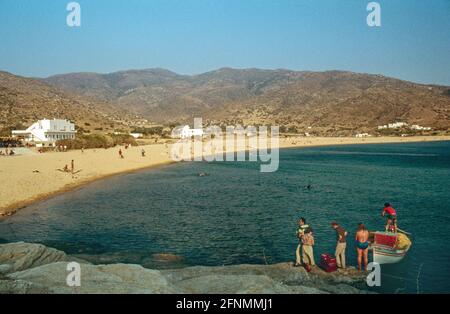 Gescanntes Bild   EIN Boot oder ein Bus war der einfachste Transport zum Strand von iOS in den Kykladen, Griechenland 1976. Auch im Sommer werden wir den goldenen Sand sehen Stockfoto