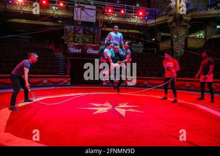 Mitglieder des Tower Circus in Blackpool üben im Vorfeld der Eröffnung zum ersten Mal seit der Lockerung der Beschränkungen am Dienstag, dem 22. Mai, nachdem die Innen-Hospitality- und Unterhaltungseinrichtungen nach der weiteren Lockerung der Sperrbeschränkungen in England wieder für die Öffentlichkeit geöffnet wurden. Bilddatum: Dienstag, 18. Mai 2021. Stockfoto