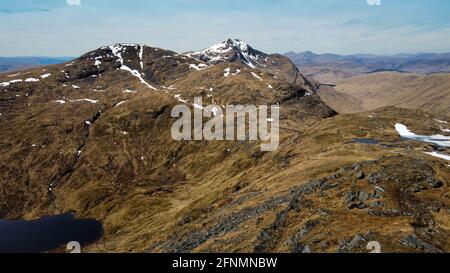 Ben Oss, ein Munro nördlich von Loch Lomond, von oben gesehen Ben Dubhchraig. Diese atemberaubende Berglandschaft fängt die Schönheit der schottischen Hügel ein. Stockfoto