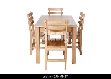 Eine Reihe von Küchenmöbeln aus Naturholz, ein Esstisch und vier Stühle, isoliert auf dem weißen Hintergrund. Stockfoto