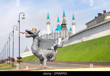 Kazan, Russland - 25. August 2016: Metallskulptur von Zilant, dem offiziellen Symbol von Kazan, auf dem Hintergrund der Kasanischen Kreml-Kul Sharif-Moschee, Th Stockfoto