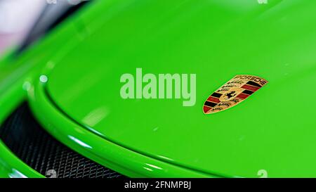 Riga, Lettland, 25. September 2020: Ansicht des Porsche Firmenlogos auf der Motorhaube des grünen Autos Stockfoto