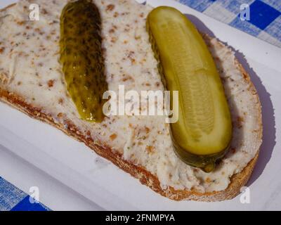 Brotscheibe mit Schmalz und Spreewald-Gurken Stockfoto