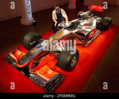 London, Großbritannien. Mai 2021. Erstmals Lewis Hamilton Formel 1 Rennsieger des Großen Preises der Türkei 2010, der beim Grand Prix von Großbritannien 2021 von rm Sotherby's versteigert wird. Die Auktion soll live stattfinden, während der McLaren Mercedes während der Live-Auktion um Silverstone gefahren wird. Die Auktion findet am Samstag, dem 17. Juli statt und das Auto hat eine Schätzung von 5 bis 7 Millionen Dollar. Lewis Hamilton Formel-1-Auto bei einer Auktion Kredit: Mark Thomas/Alamy Live News Stockfoto