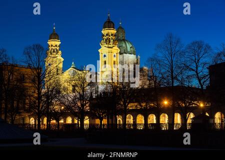 Beleuchtete barocke theatinerkirche bei Nacht, München, Bayern, Deutschland Stockfoto
