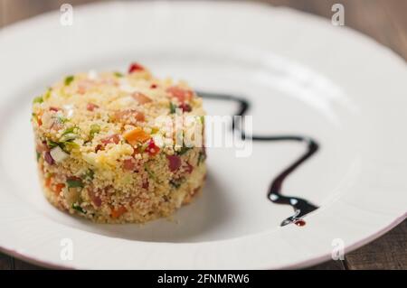 Nahaufnahme von Tabbouleh-Salatgrün und -Grütze Stockfoto