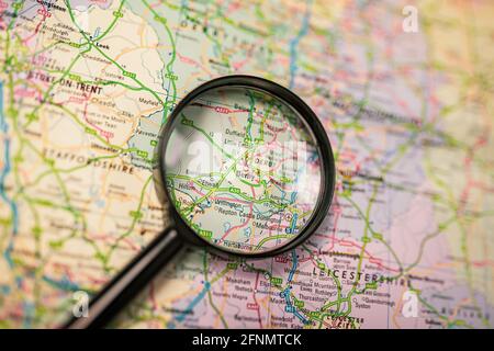 Nahaufnahme von Derby durch schwarze Lupe, Stadt in England, Vereinigtes Königreich Stockfoto