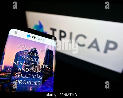 Handy mit Webseite des britischen Finanzdienstleisters TP ICAP Group plc auf dem Bildschirm vor dem Logo. Konzentrieren Sie sich auf die Mitte des Telefondisplays. Stockfoto