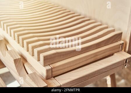 Stilvoller Geschirrtrocknungsständer aus leichter Massivholz-Esche Holz in der Nähe Sperrholz Schrank in der modernen Schreinerei Werkstatt extrem nah Anzeigen Stockfoto