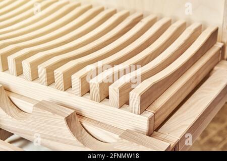 Stilvoller Geschirrtrocknungsständer aus leichter Massivholz-Esche Holz in der Nähe Sperrholz Schrank in der modernen Schreinerei Werkstatt extrem nah Anzeigen Stockfoto