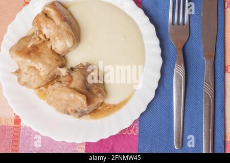 Draufsicht auf Huhn mit Knoblauch und Kartoffelpüree Stockfoto