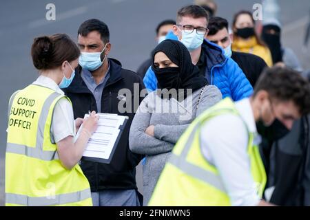 Die Minister räumten ein, dass an der ESSA-Akademie in Bolton Menschen Schlange standen, um Covid-Impfungen zu erhalten, da die Ausbreitung der indischen Coronavirus-Variante zur Rückkehr lokaler Sperren führen könnte. Bolton, Blackburn mit Darwen und Bedford sind die Bereiche, über die Minister am meisten besorgt sind. Bilddatum: Dienstag, 18. Mai 2021. Stockfoto