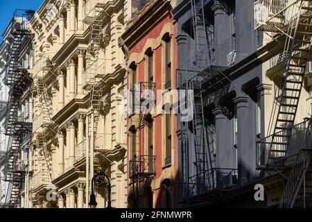 Typische Gebäudefassaden in SoHo, dem historischen Gusseisen-Viertel mit ausgeprägter Architektur aus dem späten 19. Jahrhundert. Lower Manhattan, New York City, USA Stockfoto