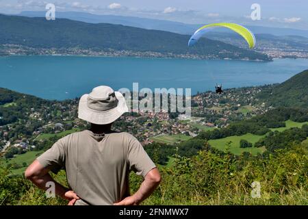 Paragliding über dem See von annecy, Haute savoie, frankreich Stockfoto