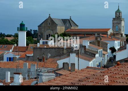 Blick von den Dächern von Portjoinville auf die ile yeu (ile d'yeu) Stockfoto