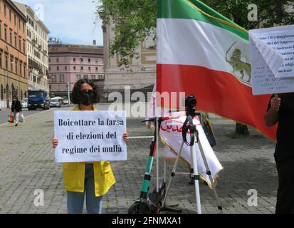 Rom, Italien. Mai 2021. Iranische Dissidenten protestieren während des Besuchs des iranischen Außenministers Mohammad Javad Zarif in Italien am 17. Mai 2021 gegen die Islamische Republik Iran. Die Flagge zeigt das Symbol des Nationalen Widerstandsrates des Iran. (Foto: Elisa Gestri/Sipa USA) Quelle: SIPA USA/Alamy Live News Stockfoto