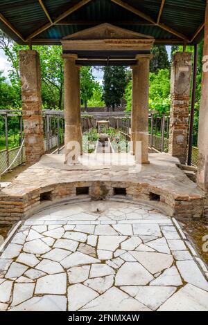 Kleiner Tetrastyle Tempel, der über einem Nymphäum errichtet wurde, das Diana und Actaeon gewidmet ist. Das Nymphäum speiste einen langen Kanal, der mitten durch den großen Garten lief, der sich auf einer niedrigeren Ebene als das Haus selbst befand. Der Kanal wurde mit Brunnen, Statuen und Reliefs verziert - Haus des Octavius Quartio - Pompeji archäologische Stätte, Italien Stockfoto