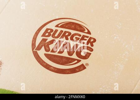 Russland, Moskau - 17. Mai 2021: Papiertüte mit Burger King-Logo. Burger King ist eine globale Fast-Food-Hamburger-Kette mit Hauptsitz weltweit. Stockfoto
