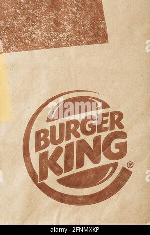 Russland, Moskau - 17. Mai 2021: Papiertüte mit Burger King-Logo. Burger King ist eine globale Fast-Food-Hamburger-Kette mit Hauptsitz weltweit. Stockfoto
