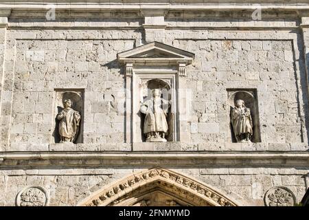 Ansicht von drei Heiligenskulpturen in der Kathedrale von Palencia, Spanien Stockfoto