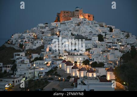 Blue Hour Landschaft mit Panoramablick auf die venezianische Burg Querini und die traditionellen weiß getünchten Häuser auf dem Hügel auf der Insel Astypalaia, Griechenland. Stockfoto