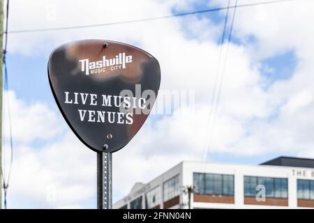 Ein Schild in Form eines Gitarrenspiels, das die Live-Musik-Locations in der Innenstadt von Nashville wirbt. Stockfoto