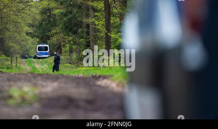 18. Mai 2021, Niedersachsen, Bispingen: In einem Waldgebiet unweit von Bispingen wurde der Leichnam eines Kindes von der Polizei abgesperrt. Eine Frau und ihr vierjähriger Sohn wurden am 16. Mai in einem Haus in Bispingen tot aufgefunden. Beide hatten Anzeichen von Gewalt gezeigt, wie die Polizei und die Staatsanwaltschaft mitteilten. Die elfjährige Tochter wurde vermisst. Foto: Philipp Schulze/dpa Stockfoto