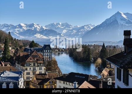 Landschaftlich Schöner Blick Auf Das Stadtbild Von Schneebedeckten Bergen Gegen Den Himmel Stockfoto