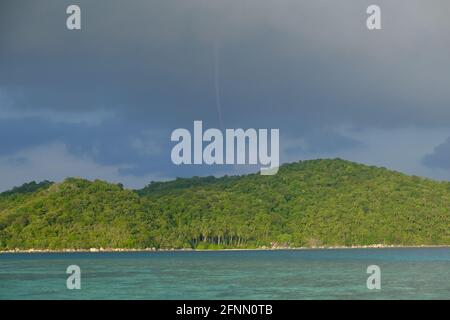 Indonesien Anambas-Inseln - Küste und Wasserspeier der Telaga-Insel Stockfoto