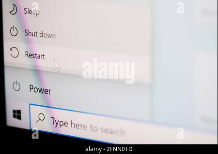 New york, USA - 17. Mai 2021: Neustart-Taste auf Windows os-Menü auf dem Bildschirm Makro Nahaufnahme Stockfoto