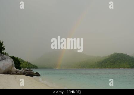 Indonesien Anambas Islands - Telaga Island Küste und Regenbogen Stockfoto