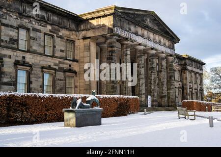 Scottish National Gallery of Modern Art One in Snow, mit Bronze-Skulptur Reclining Figure (1951) von Henry Moore vor, Edinburgh, Schottland, Großbritannien Stockfoto