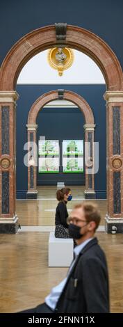 Royal Academy of Arts, London, Großbritannien. 18 Mai 2021. David Hockney: Die Ankunft des Frühlings, Normandie, 2020. Neue Werke von David Hockney RA aus seiner Heimat in der Normandie, die den Verlauf des Frühlings kartographieren. Der Zeitraum, in dem diese Arbeiten durchgeführt wurden, fiel mit dem Beginn der Coronavirus-Pandemie (COVID-19) und der Sperrung zusammen. Die Ausstellung läuft vom 23. Mai bis 26. September 2021. Quelle: Malcolm Park/Alamy Live News. Stockfoto