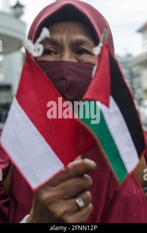 Bandung, Indonesien. Mai 2021. Eine Indonesierin nimmt an einer Kundgebung Teil, um ihre Solidarität mit dem palästinensischen Volk in Bandung, West-Java, Indonesien, 18. Mai 2021 auszudrücken. Quelle: Septianjar/Xinhua/Alamy Live News Stockfoto