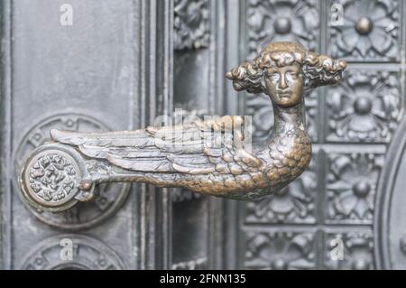 Architektonische Details einer Eisentür in Köln, Deutschland Stockfoto