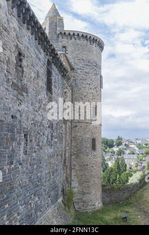 Vertikale Aufnahme des Schlosses der mittelalterlichen Stadt Vitre In Frankreich Stockfoto