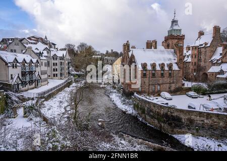 Ehemalige Mühlengebäude im malerischen Dean Village im Schnee auf dem Wasser von Leith im West End von Edinburgh, Schottland, Großbritannien Stockfoto