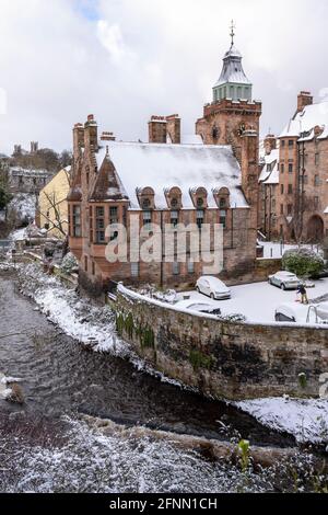 Ehemalige Mühlengebäude im malerischen Dean Village im Schnee auf dem Wasser von Leith im West End von Edinburgh, Schottland, Großbritannien Stockfoto