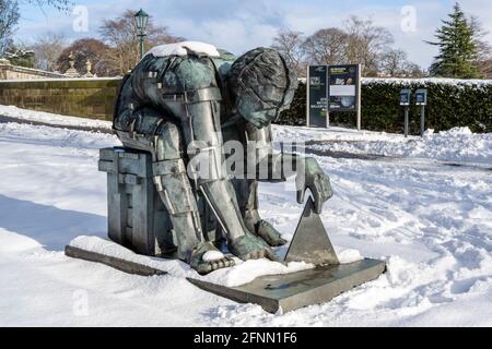 Master of the Universe Skulptur von Eduardo Paolozzi im Schnee auf dem Gelände der Scottish National Gallery of Modern Art Two in Edinburgh, Schottland, Großbritannien Stockfoto