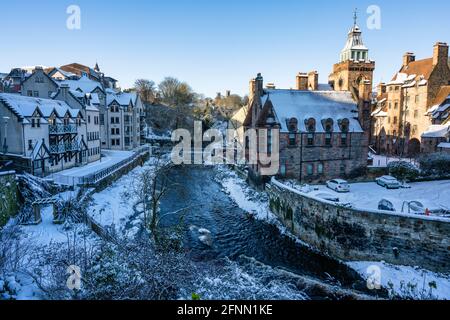 Farbenfrohe Gebäude an der Hawthornbank Lane und ehemalige Mühlengebäude im Dean Village am Wasser von Leith im West End von Edinburgh, Schottland, Großbritannien Stockfoto