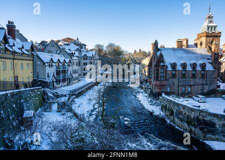 Farbenfrohe Gebäude an der Hawthornbank Lane und ehemalige Mühlengebäude im Dean Village am Wasser von Leith im West End von Edinburgh, Schottland, Großbritannien Stockfoto