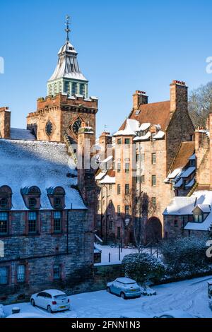 Ehemalige Mühlengebäude im malerischen Dean Village im Schnee auf dem Wasser von Leith im West End von Edinburgh, Schottland, Großbritannien Stockfoto