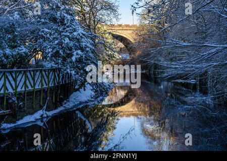 Blick auf das Wasser von Leith Gehweg im Schnee an der Belford Bridge auf dem Wasser von Leith im West End von Edinburgh, Schottland, Großbritannien Stockfoto