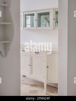 Klassischer Holzbüffetschrank für Geschirr in hellem Zuhause. Lagermöbel. Blick vom Flur. Stockfoto