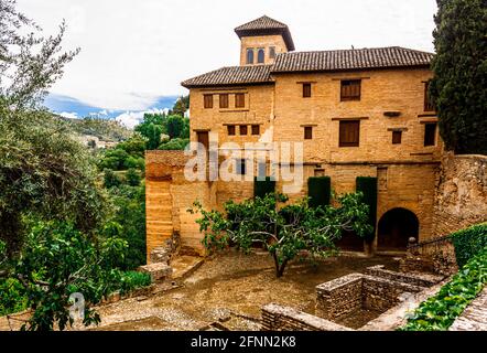 Granada, Andalusien, Spanien - 16. Mai 2013: Blick auf den Palast Torre de Las Damas in der Alhambra. Stockfoto