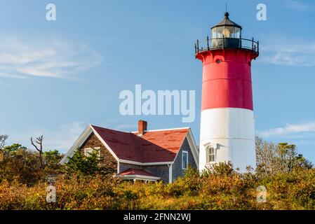 Blick auf den schönen Leuchtturm von Nauset bei Sonnenuntergang im Herbst. Cape Cod, MA, USA. Stockfoto