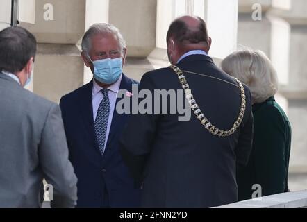 Der Prinz von Wales bei einem Besuch des Belfast City Hall auf dem Donegall Square, Belfast. Bilddatum: Dienstag, 18. Mai 2021. Stockfoto