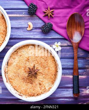 Bröckeln Sie frisch zubereitete Brombeere und Apfelkuchen Stockfoto