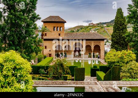 Granada, Andalusien, Spanien - 16. Mai 2013: Blick auf den Palast Torre de Las Damas in der Alhambra. Stockfoto